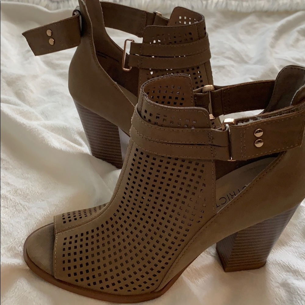 Restricted- tan/light brown block heels.
